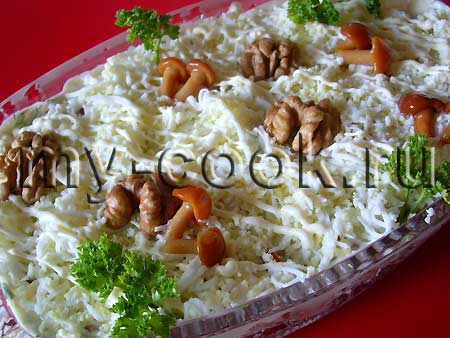 Салат с сельдью в грецких орехах и маринованными опятами